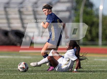 Thumbnail 2 in Lee's Summit vs. Liberty North (MSHSAA Class 4 Quarterfinal) photogallery.