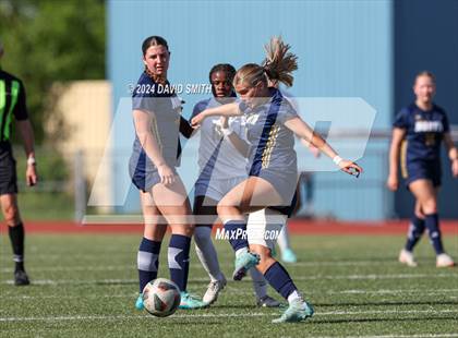 Thumbnail 2 in Lee's Summit vs. Liberty North (MSHSAA Class 4 Quarterfinal) photogallery.