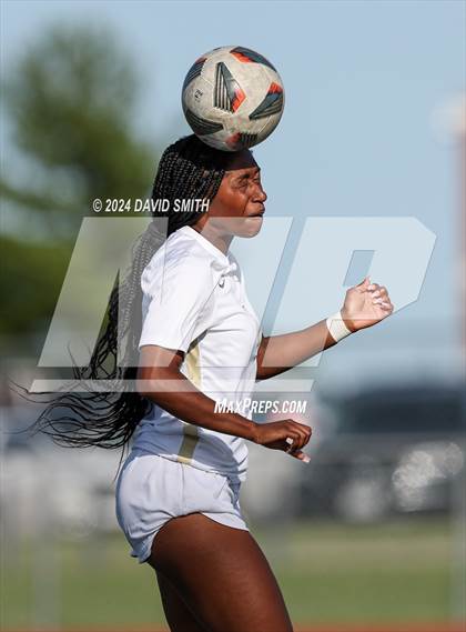 Thumbnail 1 in Lee's Summit vs. Liberty North (MSHSAA Class 4 Quarterfinal) photogallery.