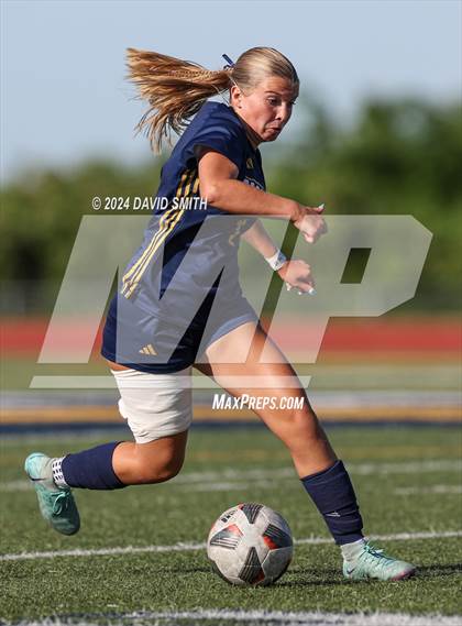Thumbnail 1 in Lee's Summit vs. Liberty North (MSHSAA Class 4 Quarterfinal) photogallery.