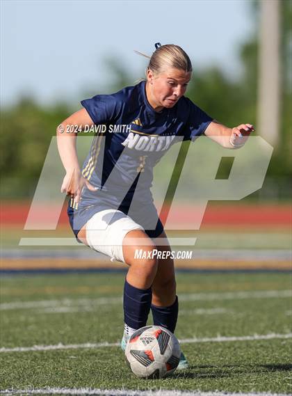 Thumbnail 2 in Lee's Summit vs. Liberty North (MSHSAA Class 4 Quarterfinal) photogallery.
