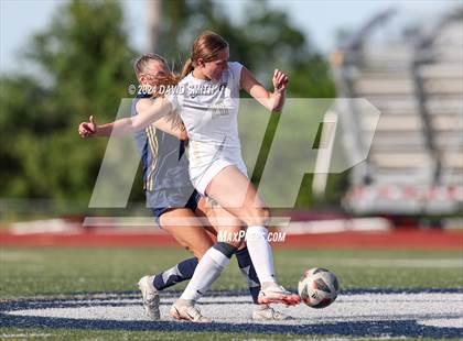 Thumbnail 2 in Lee's Summit vs. Liberty North (MSHSAA Class 4 Quarterfinal) photogallery.