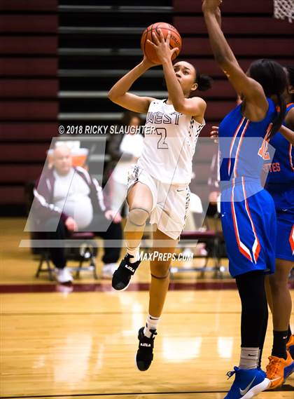 Thumbnail 3 in East St. Louis vs Belleville West photogallery.
