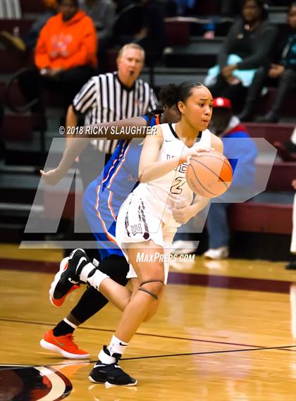 Thumbnail 2 in East St. Louis vs Belleville West photogallery.