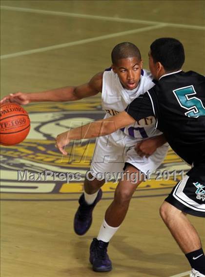 Thumbnail 2 in JV: Pioneer Valley vs. Righetti photogallery.