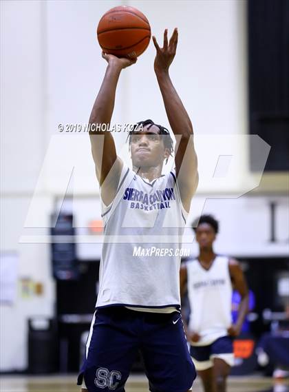 Thumbnail 2 in Sierra Canyon vs. Rolling Hills Prep (RHP Fall Classic) photogallery.