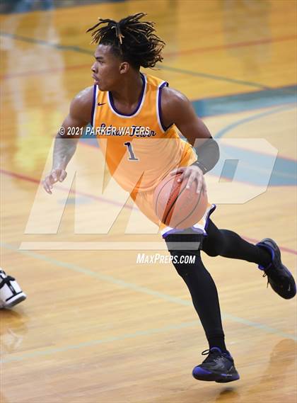 Thumbnail 3 in Brother Martin vs Edna Karr (Country Day Classic) photogallery.
