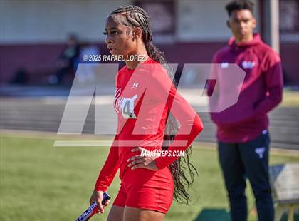 Thumbnail 1 in Dog Pound Invitational (4x100M) photogallery.
