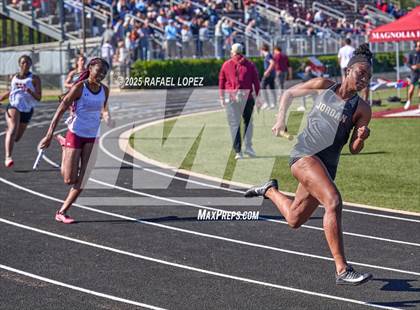 Thumbnail 3 in Dog Pound Invitational (4x100M) photogallery.