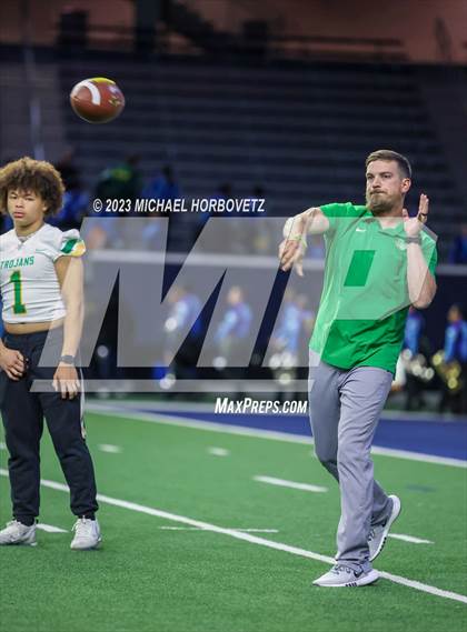 Thumbnail 3 in Reedy vs. Newman Smith (UIL 5A Football Bi-District) photogallery.