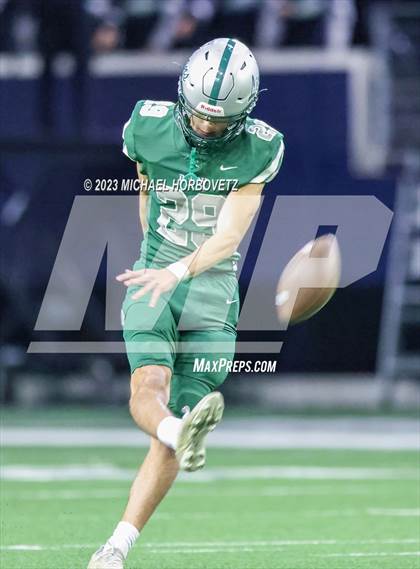 Thumbnail 3 in Reedy vs. Newman Smith (UIL 5A Football Bi-District) photogallery.