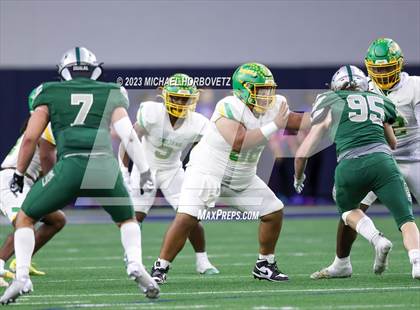 Thumbnail 2 in Reedy vs. Newman Smith (UIL 5A Football Bi-District) photogallery.