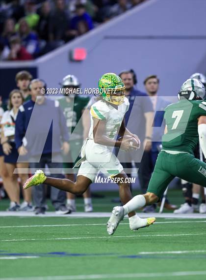 Thumbnail 2 in Reedy vs. Newman Smith (UIL 5A Football Bi-District) photogallery.