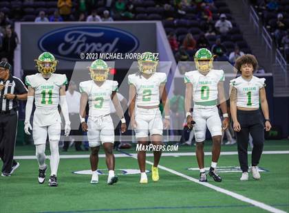 Thumbnail 2 in Reedy vs. Newman Smith (UIL 5A Football Bi-District) photogallery.