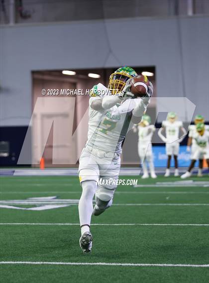 Thumbnail 2 in Reedy vs. Newman Smith (UIL 5A Football Bi-District) photogallery.