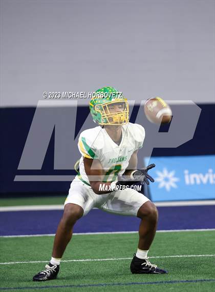 Thumbnail 2 in Reedy vs. Newman Smith (UIL 5A Football Bi-District) photogallery.