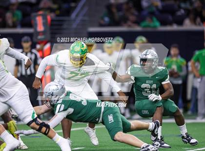 Thumbnail 2 in Reedy vs. Newman Smith (UIL 5A Football Bi-District) photogallery.