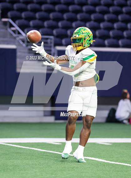 Thumbnail 2 in Reedy vs. Newman Smith (UIL 5A Football Bi-District) photogallery.