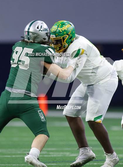 Thumbnail 2 in Reedy vs. Newman Smith (UIL 5A Football Bi-District) photogallery.