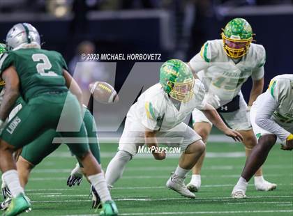 Thumbnail 2 in Reedy vs. Newman Smith (UIL 5A Football Bi-District) photogallery.