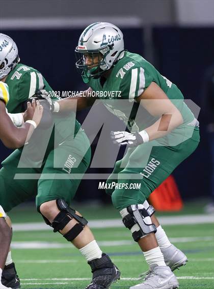 Thumbnail 2 in Reedy vs. Newman Smith (UIL 5A Football Bi-District) photogallery.