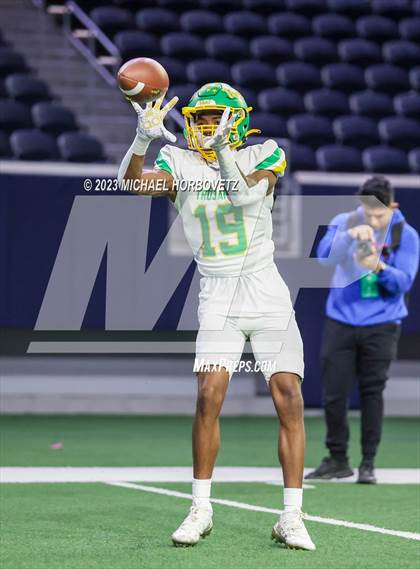 Thumbnail 2 in Reedy vs. Newman Smith (UIL 5A Football Bi-District) photogallery.