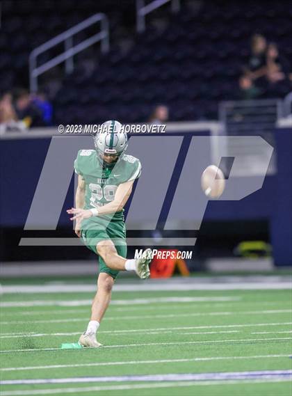 Thumbnail 2 in Reedy vs. Newman Smith (UIL 5A Football Bi-District) photogallery.
