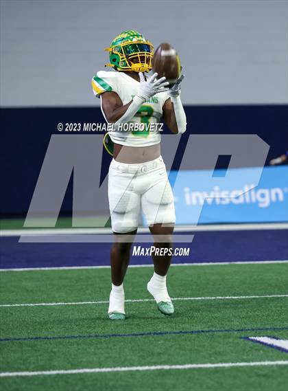 Thumbnail 1 in Reedy vs. Newman Smith (UIL 5A Football Bi-District) photogallery.