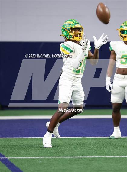 Thumbnail 3 in Reedy vs. Newman Smith (UIL 5A Football Bi-District) photogallery.