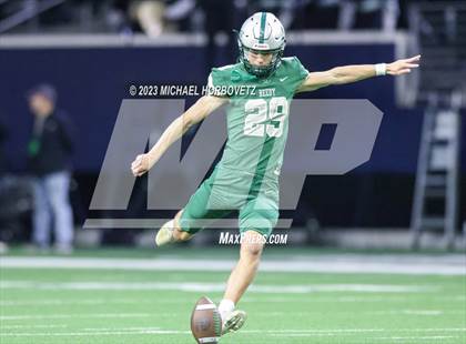 Thumbnail 2 in Reedy vs. Newman Smith (UIL 5A Football Bi-District) photogallery.