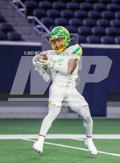 Thumbnail 2 in Reedy vs. Newman Smith (UIL 5A Football Bi-District) photogallery.