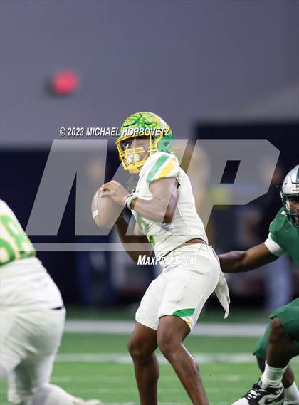 Thumbnail 3 in Reedy vs. Newman Smith (UIL 5A Football Bi-District) photogallery.