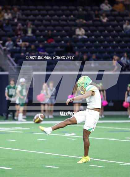 Thumbnail 1 in Reedy vs. Newman Smith (UIL 5A Football Bi-District) photogallery.