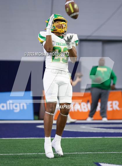 Thumbnail 2 in Reedy vs. Newman Smith (UIL 5A Football Bi-District) photogallery.