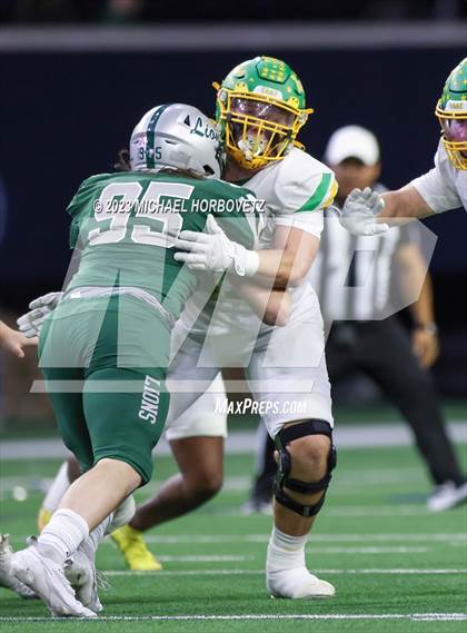 Thumbnail 2 in Reedy vs. Newman Smith (UIL 5A Football Bi-District) photogallery.