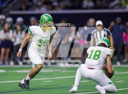 Thumbnail 3 in Reedy vs. Newman Smith (UIL 5A Football Bi-District) photogallery.
