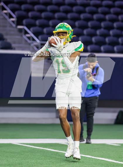 Thumbnail 3 in Reedy vs. Newman Smith (UIL 5A Football Bi-District) photogallery.