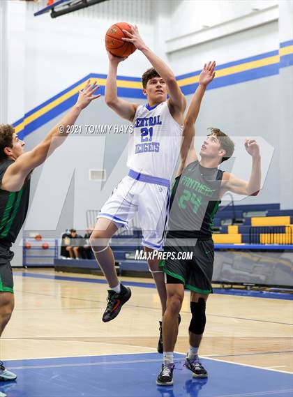 Thumbnail 3 in Paradise vs. Central Heights photogallery.
