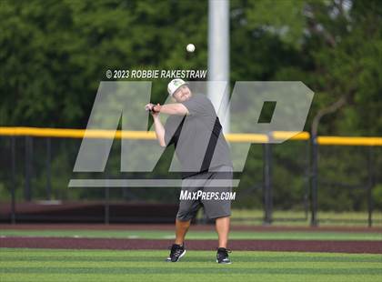 Thumbnail 1 in Kaufman vs. Ferris (UIL 4A Bi-District Playoff) photogallery.