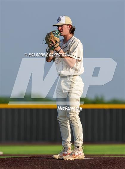 Thumbnail 3 in Kaufman vs. Ferris (UIL 4A Bi-District Playoff) photogallery.