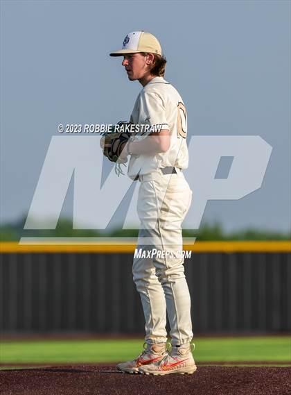 Thumbnail 3 in Kaufman vs. Ferris (UIL 4A Bi-District Playoff) photogallery.