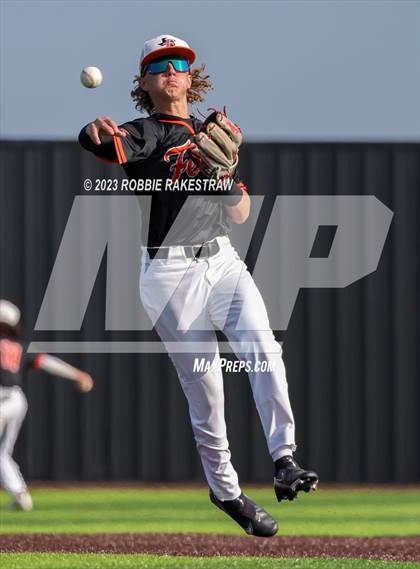 Thumbnail 2 in Kaufman vs. Ferris (UIL 4A Bi-District Playoff) photogallery.