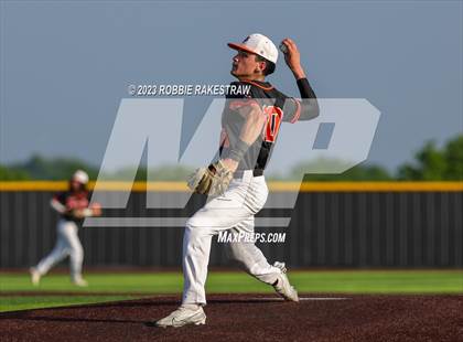 Thumbnail 2 in Kaufman vs. Ferris (UIL 4A Bi-District Playoff) photogallery.