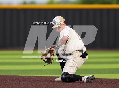Thumbnail 2 in Kaufman vs. Ferris (UIL 4A Bi-District Playoff) photogallery.