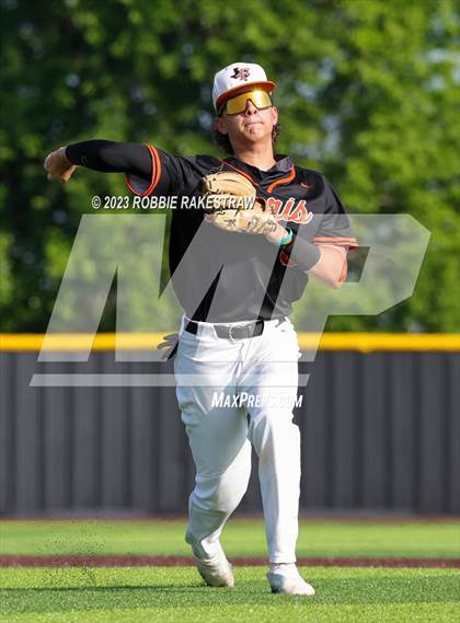 Thumbnail 2 in Kaufman vs. Ferris (UIL 4A Bi-District Playoff) photogallery.