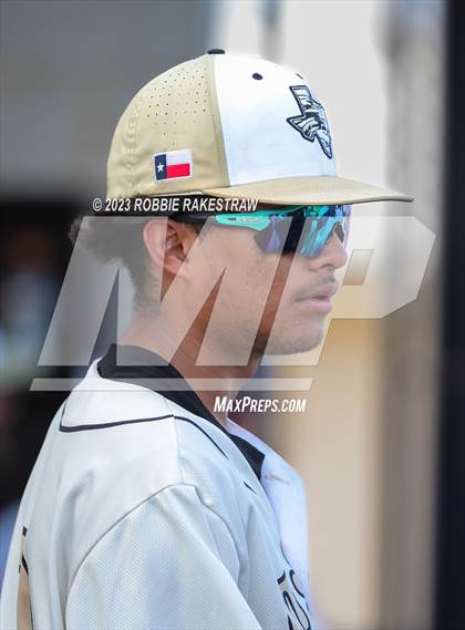 Thumbnail 2 in Kaufman vs. Ferris (UIL 4A Bi-District Playoff) photogallery.