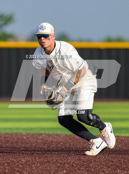 Thumbnail 1 in Kaufman vs. Ferris (UIL 4A Bi-District Playoff) photogallery.