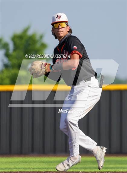 Thumbnail 2 in Kaufman vs. Ferris (UIL 4A Bi-District Playoff) photogallery.