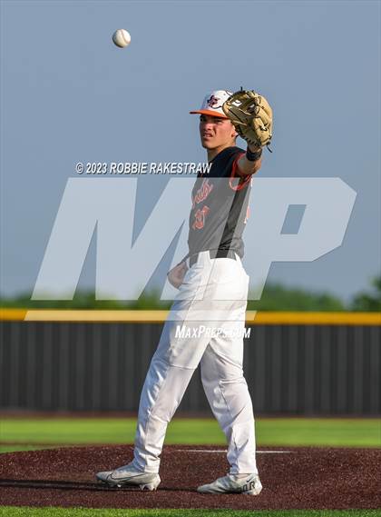 Thumbnail 1 in Kaufman vs. Ferris (UIL 4A Bi-District Playoff) photogallery.