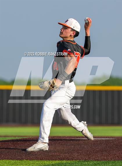 Thumbnail 2 in Kaufman vs. Ferris (UIL 4A Bi-District Playoff) photogallery.